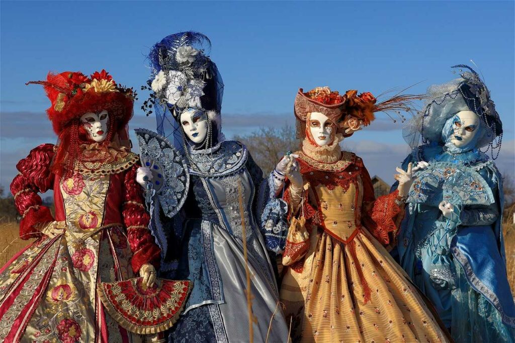 Comment était célébré historiquement le carnaval de Venise ?